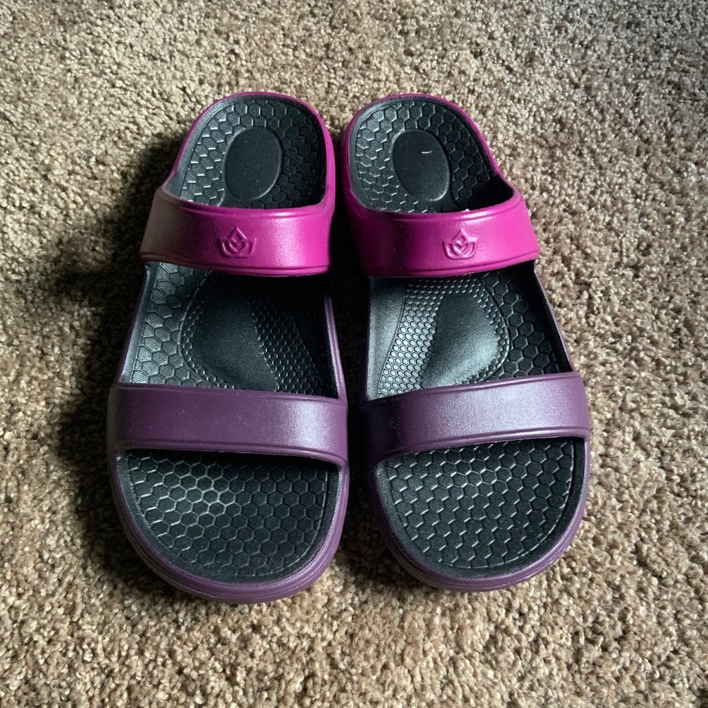 Spenco purple ombré sandals
